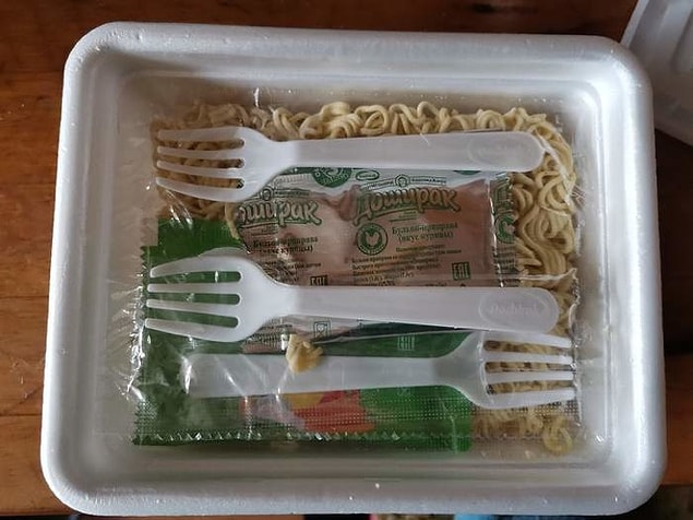 15. "Bugün şanslıyım! Noodle paketine fazladan çatal koymuşlar."