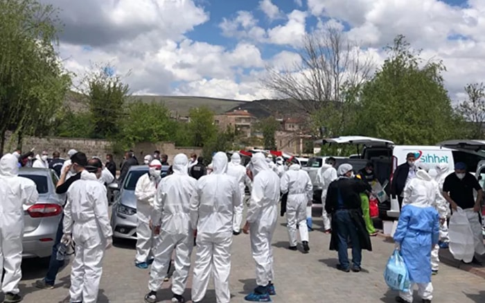 Kayseri'de Bir Kadın, Hastalıktan Korunmak İsteyenleri 'Okuyup Üfleyerek' Virüsü Tüm Mahalleye Yaydı