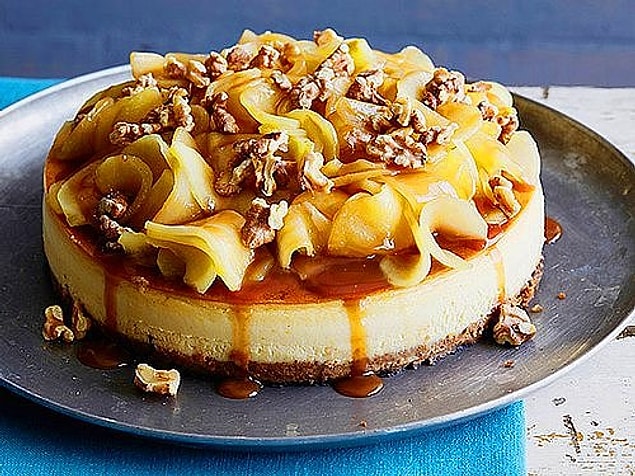 4. Muhteşem ikili cheesecake ile buluşuyor: Karamelli Elmalı Cheesecake