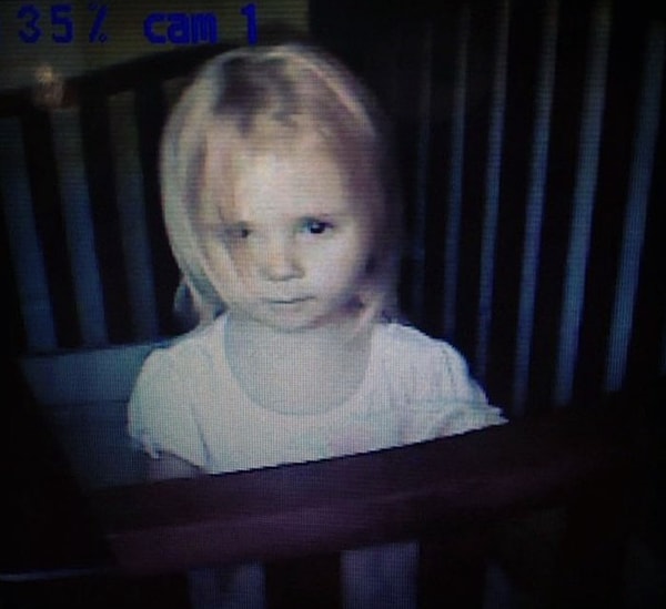 17. Жена решила посмотреть видеозапись с комнаты дочери посреди ночи и увидела это. Наша малышка что-то замышляет