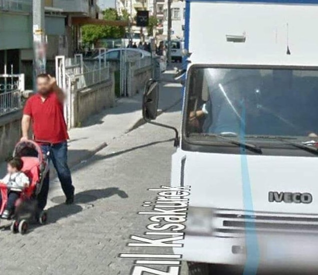 14. Bebek utanıp başka tarafa baktı. :)