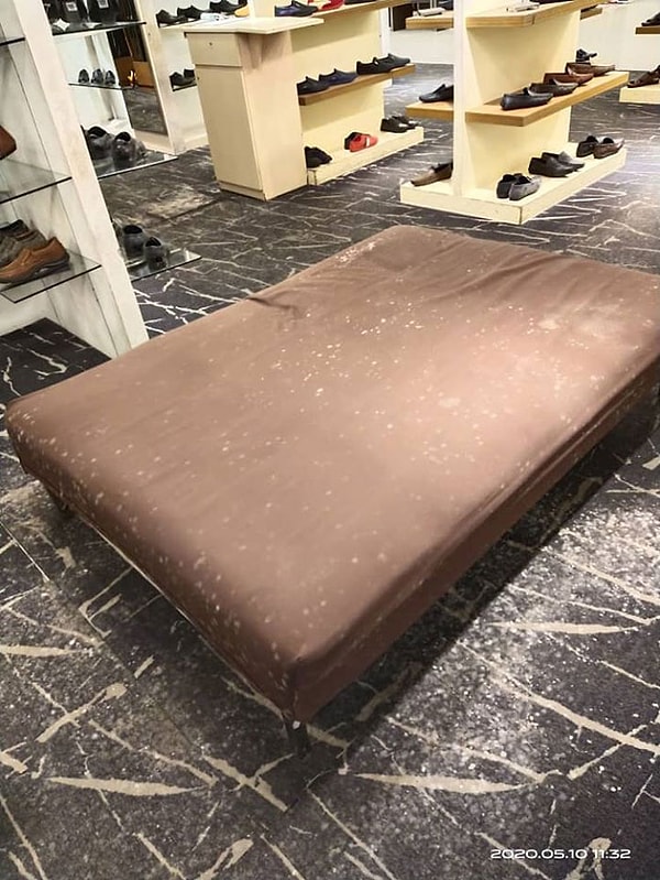 На фотографиях видно, что изделия из кожи заплесневели.