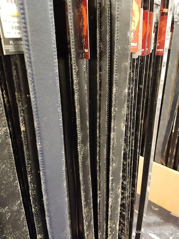 Когда магазины открылись, владелец кожаного магазина обнаружил, что все изделия покрылись плесенью.