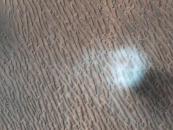 Mars yüzeyindeki bir 'kum şeytanı'