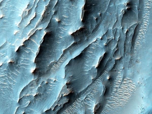 Gale Krateri'nin güney tarafında 'olağandışı doku' olan bir alan: