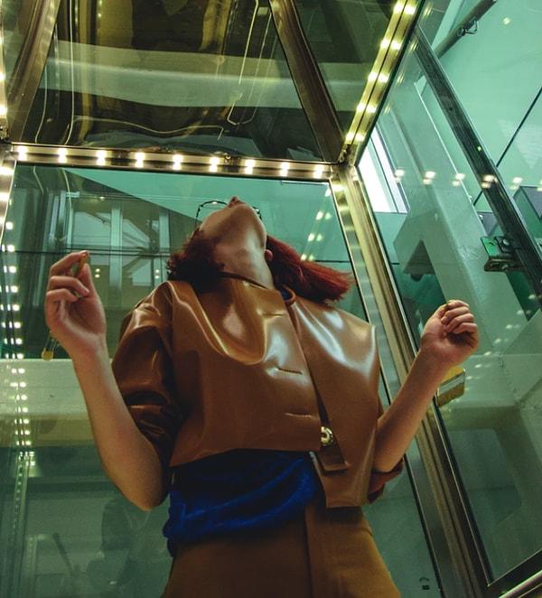 2. Eğer tırabzan yoksa başınızı ve yüzünüzü kollarınızla yardımıyla koruyarak, asansöre sırtüstü yatın.