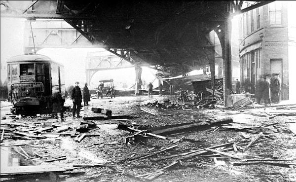 4. 15 Ocak 1919'da Boston'da 2,3 milyon galon pekmezle dolu devasa bir depolama tankı devrildi ve 21 kişiyi öldürdü!