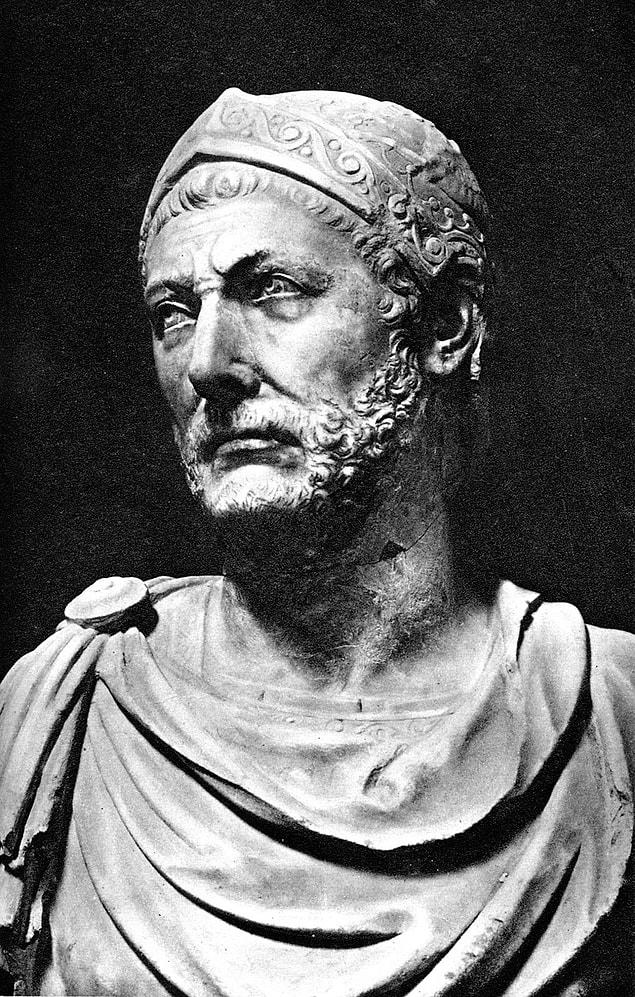 Yaklaşık 20 sene boyunca savaşan Hannibal MÖ 202’de Roma’ya yenilir ve Kartaca ağır bir barış imzalar. Hannibal ise Kartaca’da kalır, asker üniformasını çıkarır ve siyaset yapmaya devam eder.