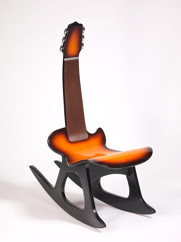 15. O zaman sıradaki sandalye gitar çalmayı sevenlere gelsin.