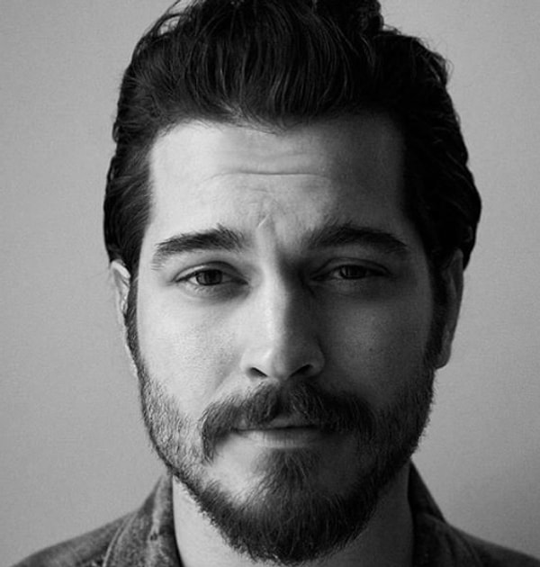 6. Çağatay Ulusoy, TRT'de yayınlanacak bir Osmanlı dizisi ile televizyon ekranlarına dönüyor!