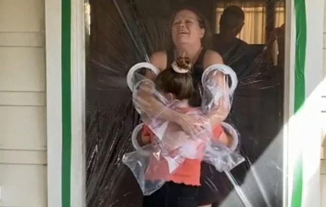 Bu perde sayesinde özlemlerini gideren ailenin görüntüsü ise gören herkesin içini ısıttı.