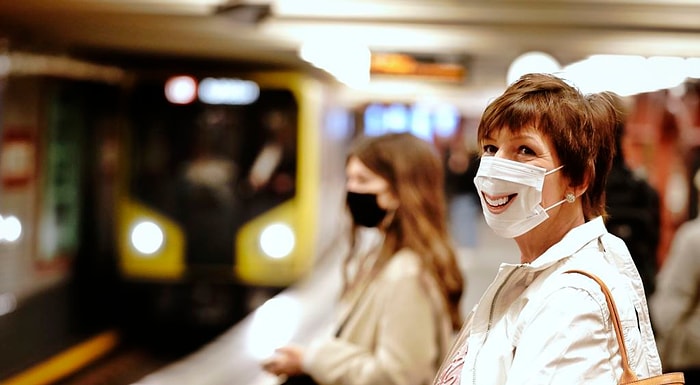 Новое исследование показало, что капли, выходящие из рта во время разговора, могут оставаться в воздухе в течение 14 минут