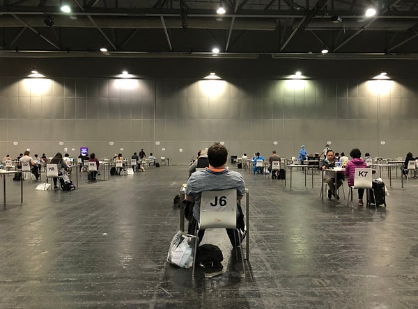 "Я летела из Парижа в Гонконг. У меня есть в запасе 8 часов ожидания результатов моего теста на коронавирус, и я могу рассказать вам о своем опыте в этом процессе."