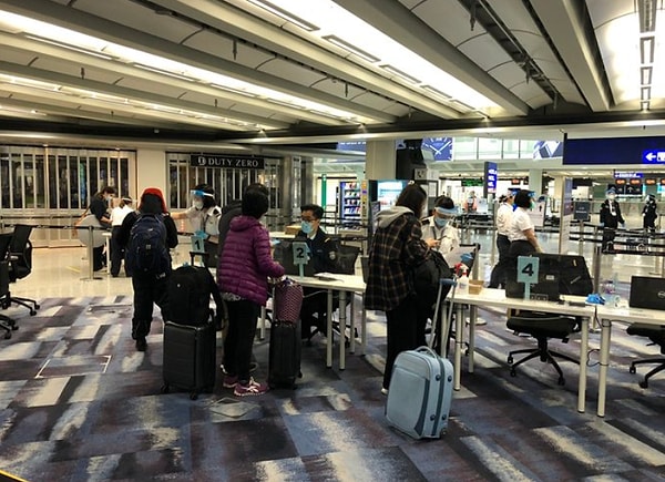 "Когда мы приземлились в Гонконге, было так много этапов, что я уже не помню и половину. Я заполнила формы о карантинном решении и состоянии здоровья. Затем я загрузила приложение, и мне дали браслет для отслеживания. После регистрации в приложении, кто-то пришел и проверил, работает ли мой телефон."