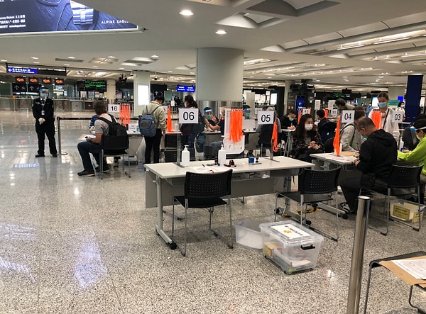 "Медицинский работник дважды подписывал и штамповал мое заявление о карантине. Дружелюбный офицер, который подошел ко мне, спросил, есть ли кто-нибудь, кто позаботится обо мне, и есть ли у меня прибор для измерения температуры. Я задумалась на минутку, и тогда он дал мне градусник."