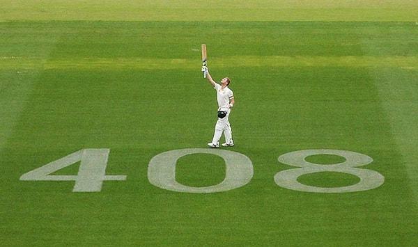 1. Avustralyalı beyzbol oyuncusu Steve Smith, bir zafer işareti gibi görünen bu fotoğrafta aslında maçta başına aldığı darbe ile hayatını kaybeden yakın arkadaşı ve kriket oyuncusu Phil Hughes'u anıyor. Yerdeki de onun numarası.