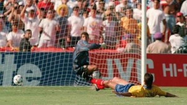 3. 1994 FIFA Dünya Kupası'nda Andres Escobar'ın yanlışlıkla kendi kalesine attığı bu gol, kimimiz için önemsiz görünebilir. Fakat Escobar, Kolombiya'ya döndükten birkaç gün sonra bu hatası yüzünden öldürülmüştü.
