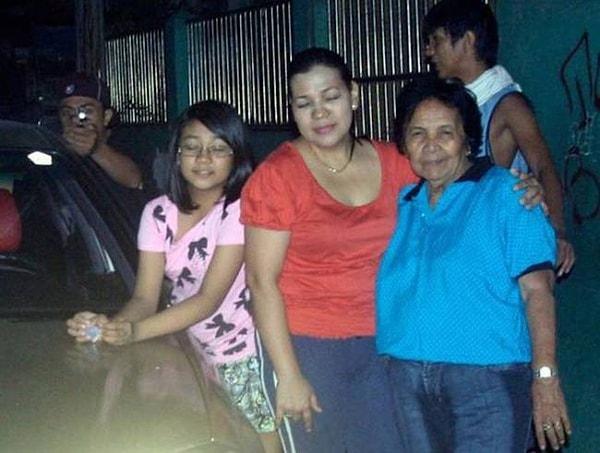 8. Filipinli politikacı Reynaldo Dogsa, ailesinin bu fotoğrafını çekerken, arkadaki Michael Gonzales ona suikast düzenliyor.