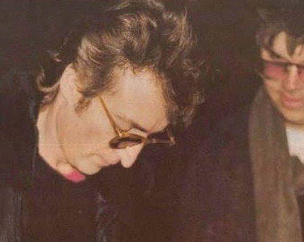 10. John Lennon, ölümünden 6 saat önce katili Mark David Chapman'a imza veriyor.