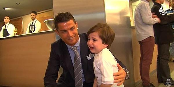 2. Ronaldo ile tanıştığı için heyecandan ağlıyor gibi görünen bu çocuk aslında Beyrut'taki bir bombalı saldırıda anne ve babasını kaybetmişti. Ronaldo ile tanışmasının tek nedeni ise saldırı sırasında Ronaldo forması giyerken görüntülenmiş olması.