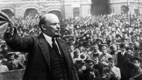 13. Lenin, öğrenci protestosuna katıldığı için üniversiteden atılmıştır.