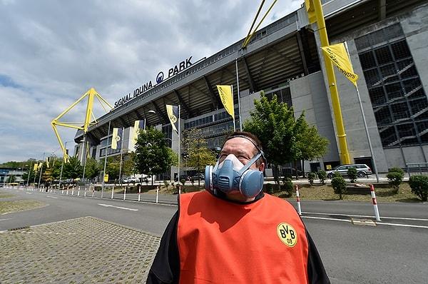 Özel güvenlik personelinin maskeli olarak stadyum çevresinde güvenlik önlemi aldığı gözlendi.