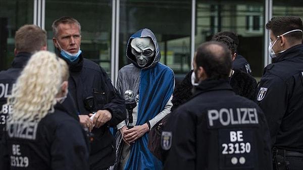 Almanya’da Kovid-19 tedbirlerini binlerce kişi protesto etti