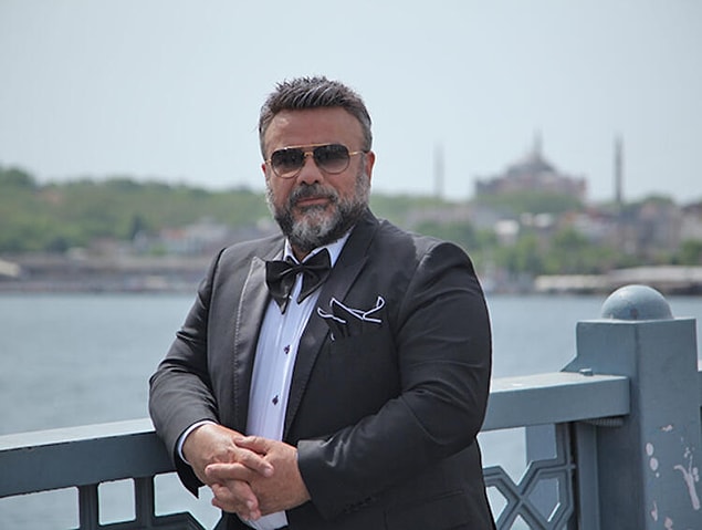 Evde berbersiz/kuaförsüz kaldığımız bugünlerde herkesin tipi değişti; mesela bakın Bülent Serttaş, yepyeni bir imajla karşımıza çıktı! 😂