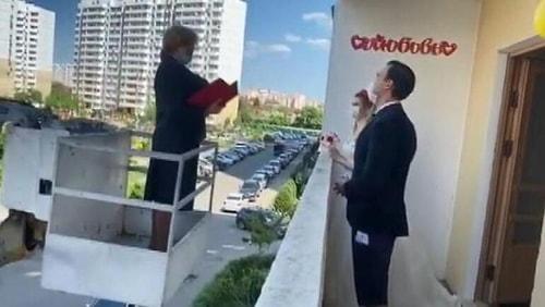 Rusya'da Karantinada Sıra Dışı Nikah: Nikah Memuru Platform ile Balkona Çıktı