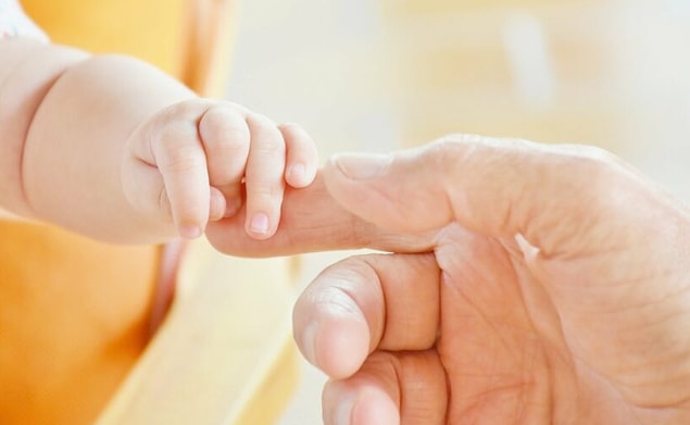 Tıpta heteropaternal adı verilen bu durum, genellikle kadınlar yumurtlamadan bir gün önce veya sonra, 2 farklı erkekle seks yaptığında ortaya çıkar ve üretilen her iki yumurtanın da döllenmesi gerekir.