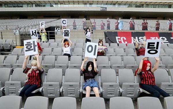 FC Seoul, seyircisiz olmak şartı ile yeniden başlayan lig maçlarında tribünlere şişme kadın değil manken koyduklarını belirtti. Kulüp, bu mankenleri şişme kadın üretimi ile tanınan bir şirketten aldığını ise kabul etti.