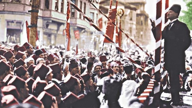 Bu memleketin gençliği, hakkımda pek büyük sevgi gösterdi. Bu kadar lâyık olduğumu bilmiyordum. Arkadaşlar! Bu memleketi ve bu milleti yüzyıllardan beri berbat edenler çoktan ölmüştür. Bütün gençlik, buna iman etmelidir. Bizim kanımız akmadıkça bunlar bir daha geri gelmeyecektir. 