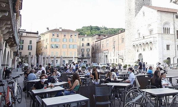 İtalya'nın Brescia kentindeki insanlar, meydandaki kafelere gitmeye başladılar.