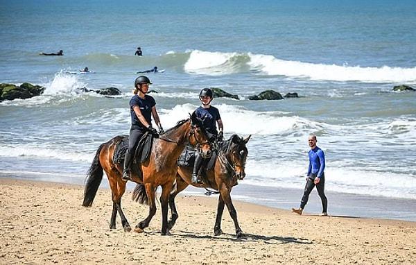 Fransa'daki plajlarda, insanlara sosyal mesafe uyarıları yapmak ve bilgilendirmek için atlı polis memurları geziyor.