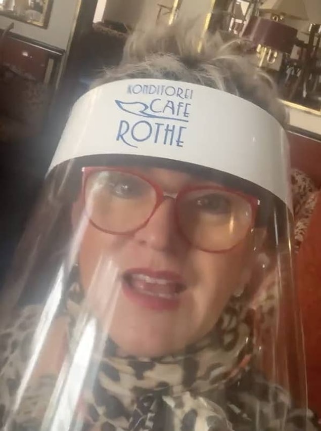 Kafe sahibi Jacqueline Rothe, sosyal mesafeyi sağlamak için yazılar asmak veya tabela koymak yerine bu çözümü bulduk diyerek durumu açıklıyor.
