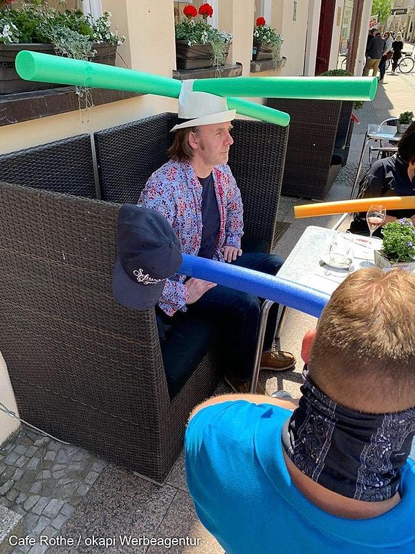 Almanya'daki bir kafe sahibi, gelen müşterilerden sosyal mesafeyi sağlayabilmek için deniz makarnalı şapka takmalarını istedi.