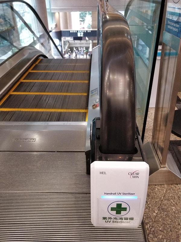 4. Hong Kong'ta yürüyen merdivenlere UV ışınlı dezenfektanlar konuldu.