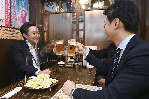 21. Japonya'da masaların ortasında akrilik bariyerler bulunuyor. Birlikte yemek yiyen müşterilerin arasında bile var.