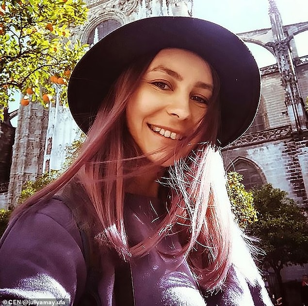 Sınırlar kapandığı için Julia evine dönemedi. Julia'nın uzmanlık alanı ise extreme sporları fotoğraflamaktı.