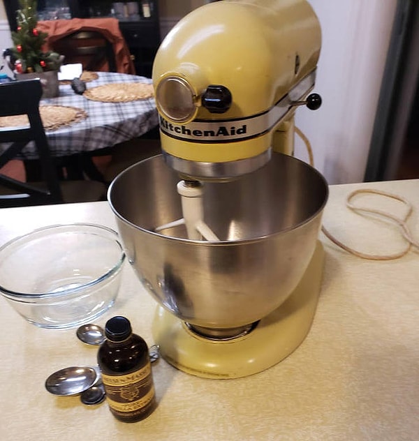 3. "Этому блендеру более 40 лет, и он принадлежал моей маме. Мой муж сказал, что он не купит новый, пока этот не сломается. Но, кажется, даже мои внуки смогут им попользоваться"