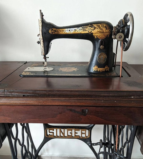 7. "Этой швейной машине почти 100 лет, и она все еще работает."