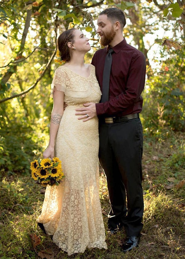 18. "В день моей свадьбы я поняла, что ненавижу свое платье. Поэтому я пошла в комиссионный магазин и нашла идеальное кружевное платье, которому было более 70 лет. Сидит просто идеально"