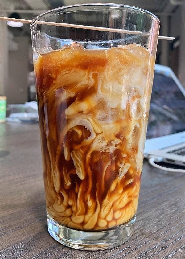 1. Есть что-то невероятное в этих сливках, смешивающихся с кофе