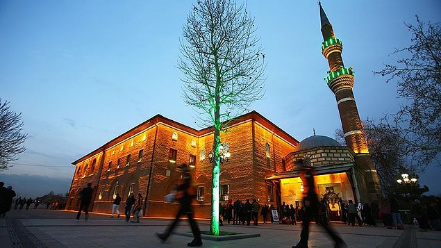 Cami çevresindeki konak, iş yerleri ve mezar yeri tahsislerinde usulsüzlük tespit edildi