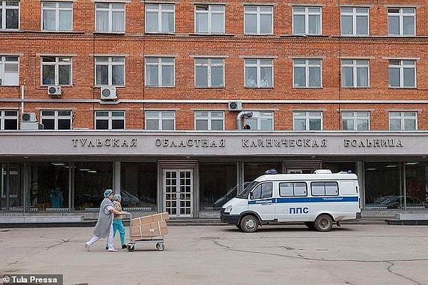 Rusya'da bugün, koronavirüs hastalarının olduğu bölümde iç çamaşırları ve şeffaf koruyucu kıyafeti ile çalışan hemşire ülkenin gündemine oturdu.