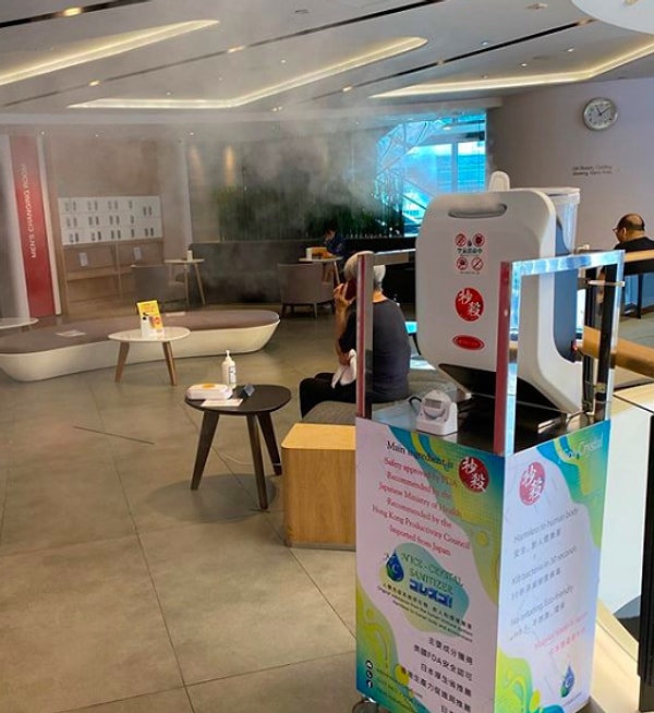 Опять же, в тренажерном зале есть устройство, которое постоянно распыляет дезинфицирующее средство, чтобы убить вирус или бактерии.