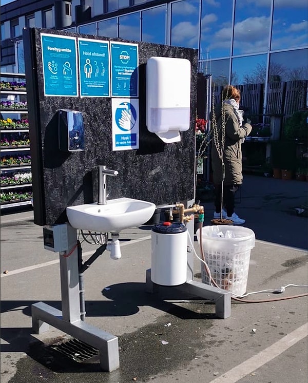 В супермаркетах Дании есть места для мытья рук. Посетители моют руки до и после того посещения продуктового магазина.