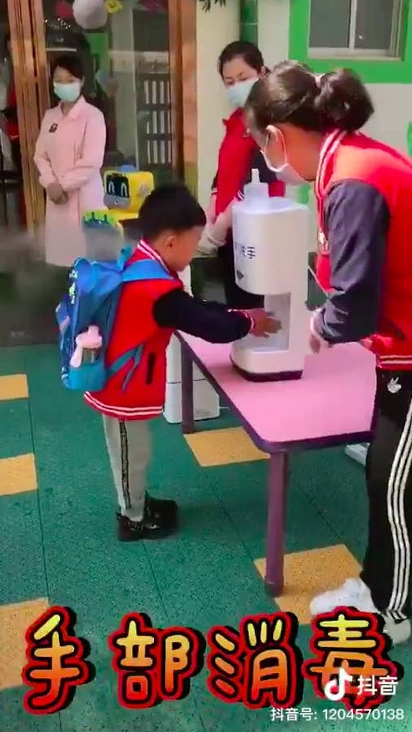 Затем они дезинфицируют им руки...