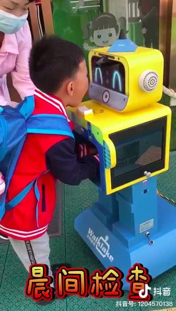 И, наконец, робот проверяет их носоглотку и температуру.