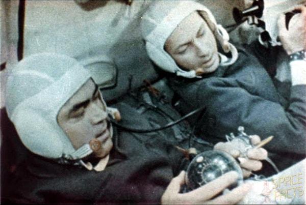 Uzayda oynanan ilk satranç müsabakası 1970 yılında Soyuz 9 ekibi tarafından yapılmıştır ve beraberlikle bitmiştir.